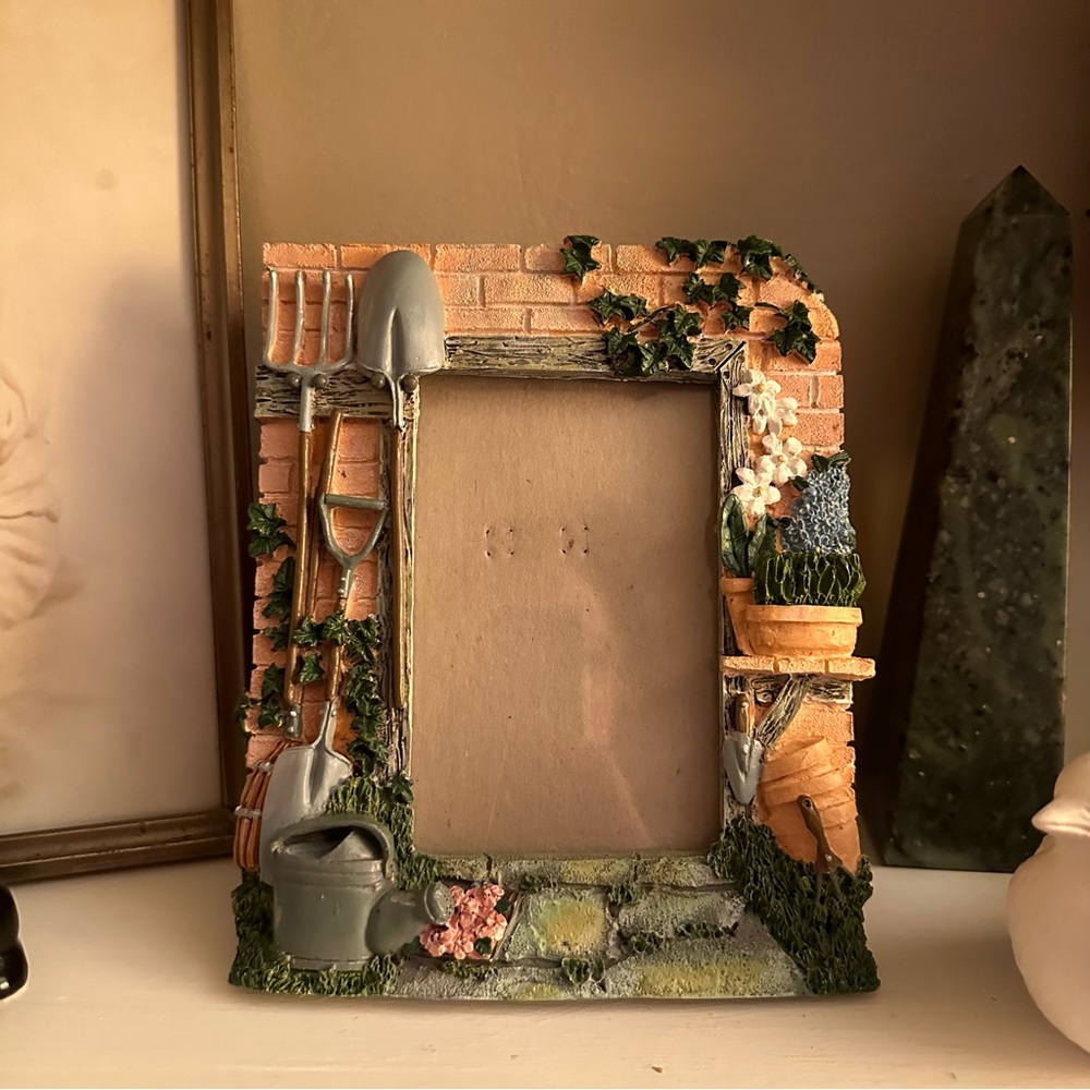Charming 3-D Garden Motif Tabletop Picture Frame (3 1/2 x 5”)
